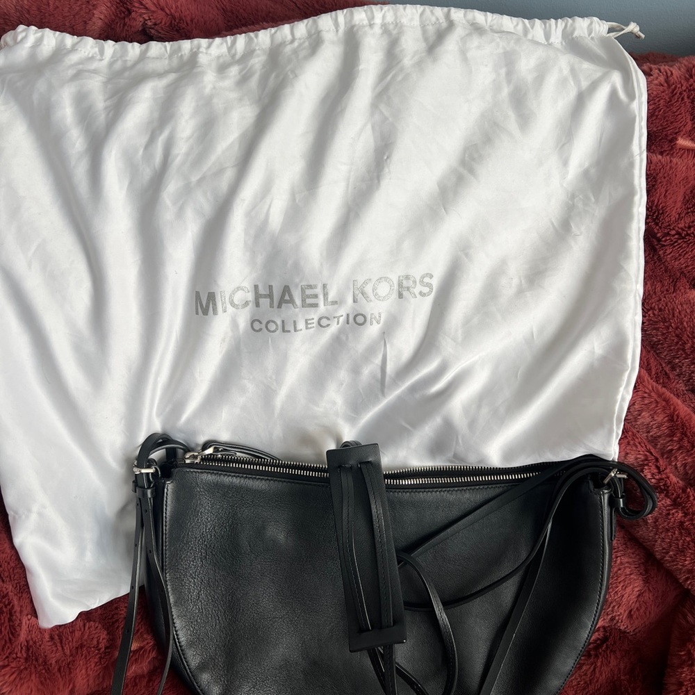Like new condition!!! Michael Kors Sedona Medium Black Leather Crossbody